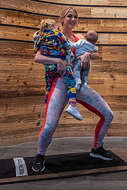 Anna Kraft mit Emmi (li) und Milla (re.) bei Prime Time Fitness (&copy;Foto: Prime Time Fitness)